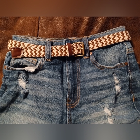 NO BOUNDRIES, GIRLS JEAN SHORTS, BELT INCLUDED, SIZE 1. MEASUREMENTS BELOW. - Picture 2 of 4